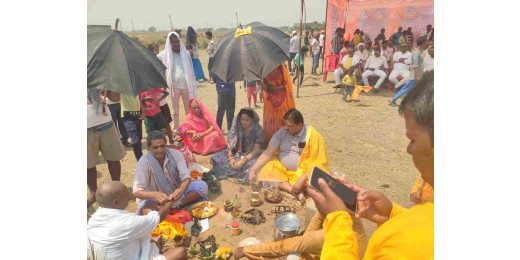 लक्ष्मी-नारायण यज्ञ का आयोजन, किया गया ध्वजारोहण